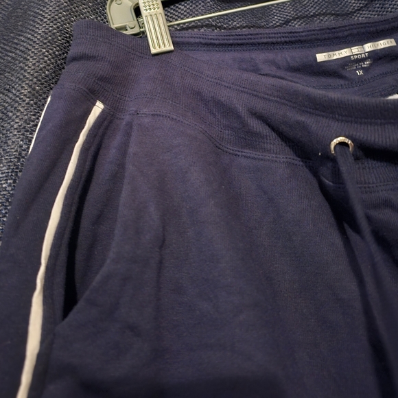 Tommy Hilfiger Shorts - Picture 2 of 3